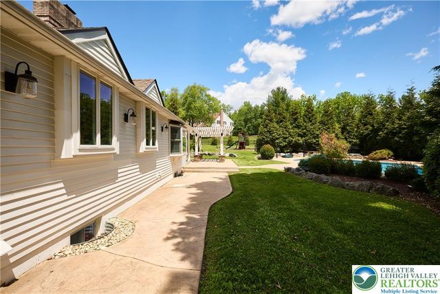 1989 West Point Drive, Bethlehem City, PA 18015