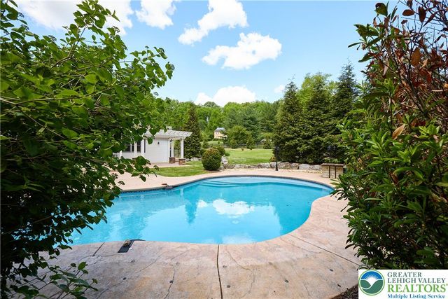 1989 West Point Drive, Bethlehem City, PA 18015