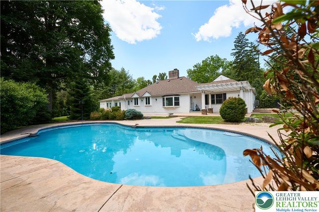 1989 West Point Drive, Bethlehem City, PA 18015