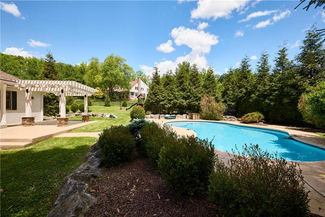 1989 West Point Drive, Bethlehem City, PA 18015