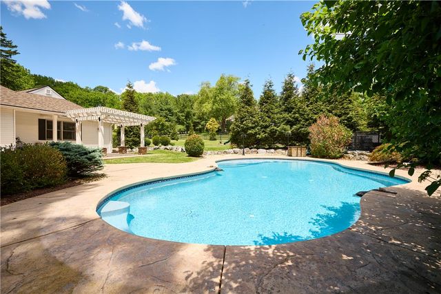1989 West Point Drive, Bethlehem City, PA 18015
