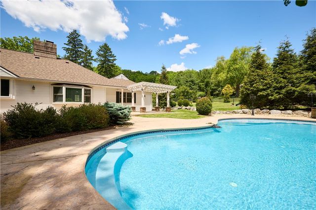 1989 West Point Drive, Bethlehem City, PA 18015