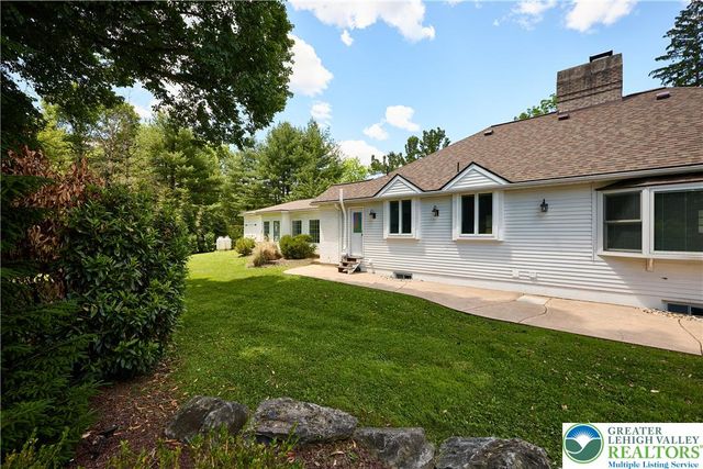 1989 West Point Drive, Bethlehem City, PA 18015