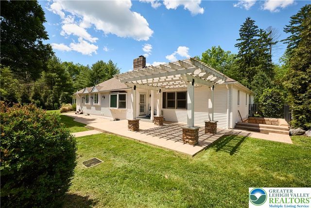 1989 West Point Drive, Bethlehem City, PA 18015