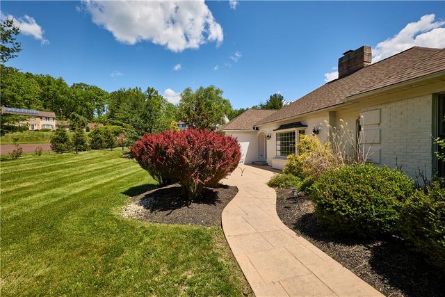 1989 West Point Drive, Bethlehem City, PA 18015