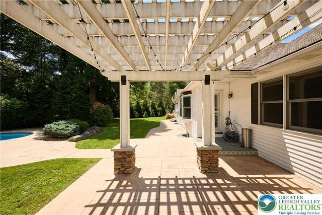 1989 West Point Drive, Bethlehem City, PA 18015