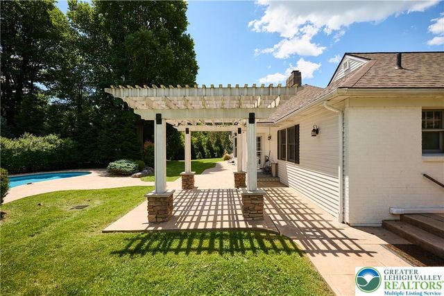 1989 West Point Drive, Bethlehem City, PA 18015