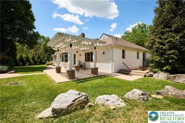 1989 West Point Drive, Bethlehem City, PA 18015