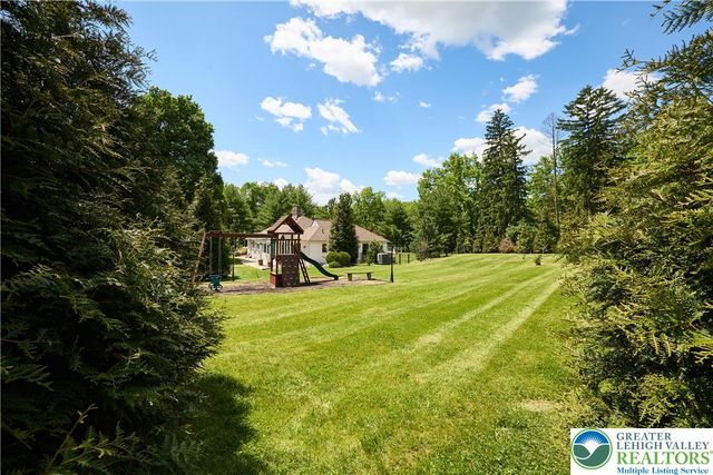 1989 West Point Drive, Bethlehem City, PA 18015