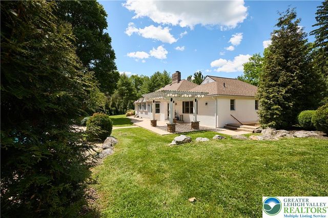 1989 West Point Drive, Bethlehem City, PA 18015