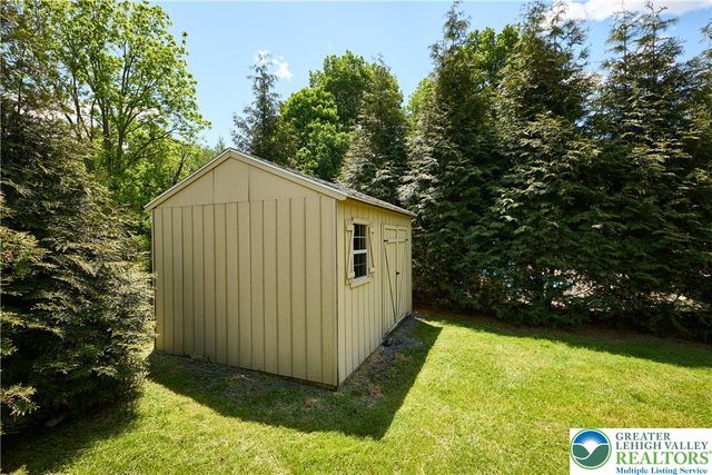 1989 West Point Drive, Bethlehem City, PA 18015