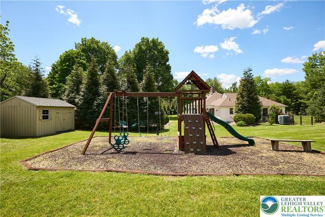 1989 West Point Drive, Bethlehem City, PA 18015
