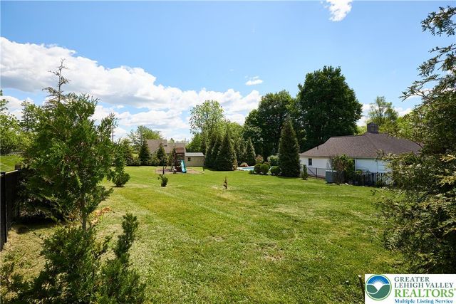 1989 West Point Drive, Bethlehem City, PA 18015