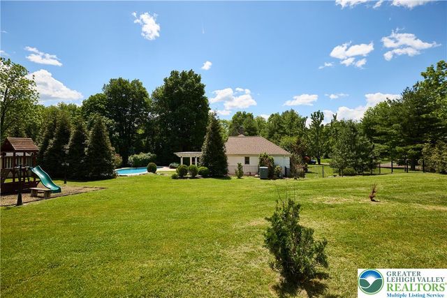 1989 West Point Drive, Bethlehem City, PA 18015