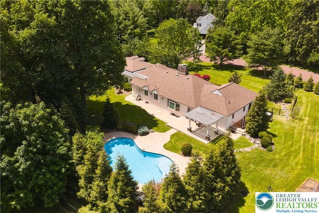 1989 West Point Drive, Bethlehem City, PA 18015