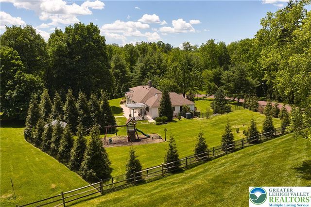1989 West Point Drive, Bethlehem City, PA 18015