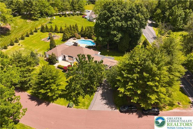 1989 West Point Drive, Bethlehem City, PA 18015