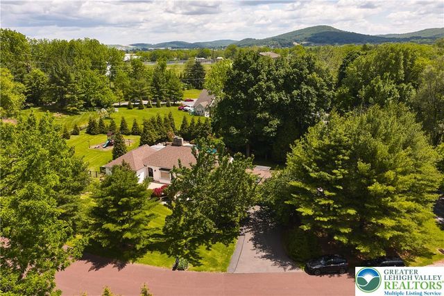 1989 West Point Drive, Bethlehem City, PA 18015
