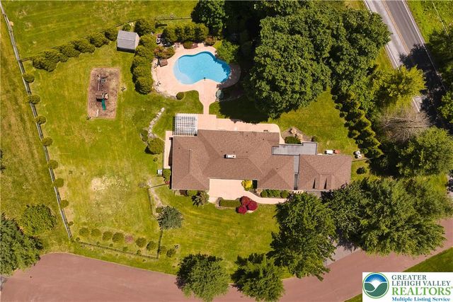 1989 West Point Drive, Bethlehem City, PA 18015