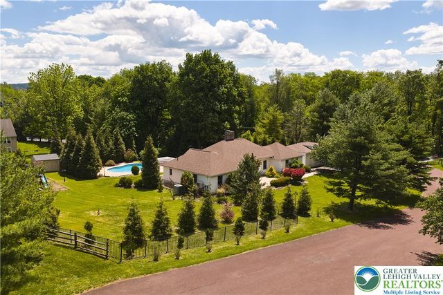 1989 West Point Drive, Bethlehem City, PA 18015