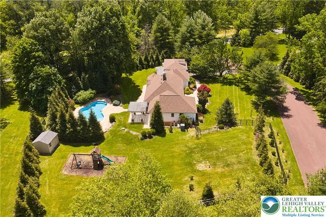 1989 West Point Drive, Bethlehem City, PA 18015