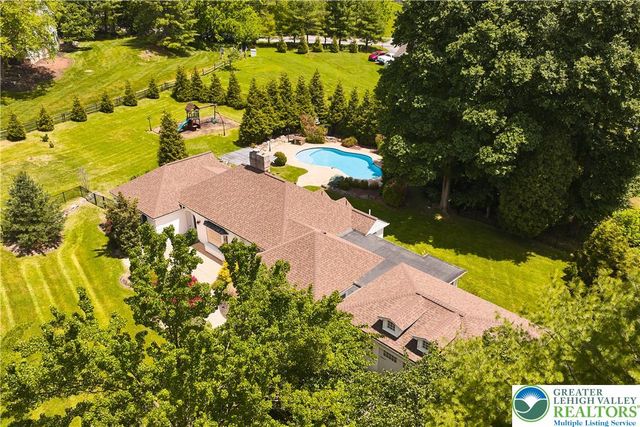 1989 West Point Drive, Bethlehem City, PA 18015