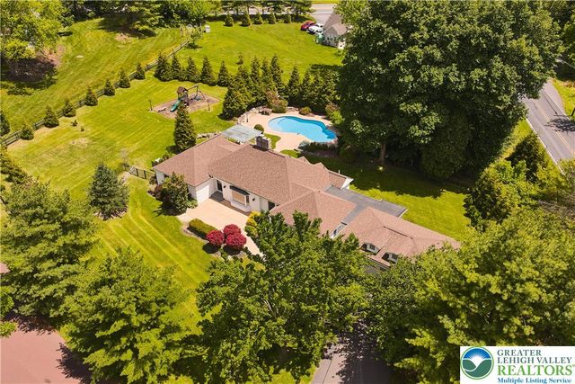 1989 West Point Drive, Bethlehem City, PA 18015