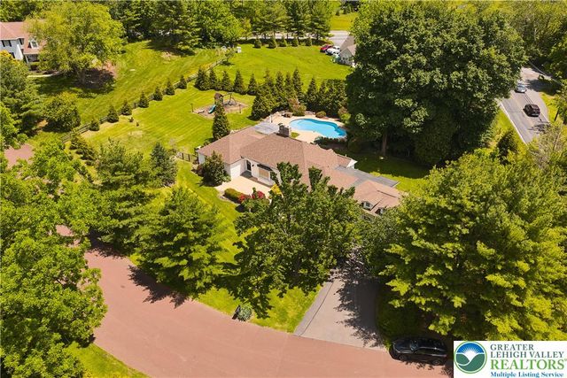 1989 West Point Drive, Bethlehem City, PA 18015