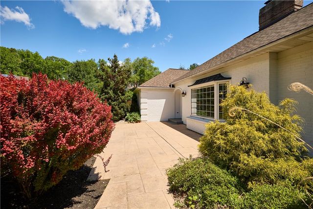1989 West Point Drive, Bethlehem City, PA 18015