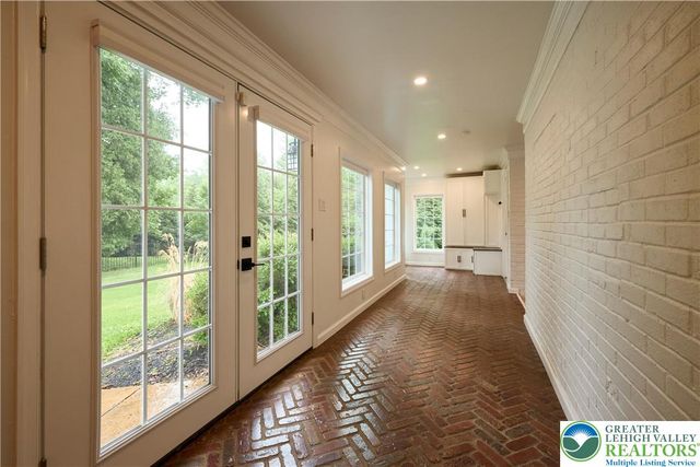 1989 West Point Drive, Bethlehem City, PA 18015