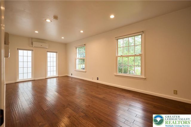 1989 West Point Drive, Bethlehem City, PA 18015