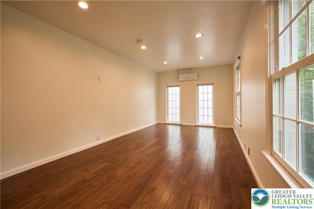 1989 West Point Drive, Bethlehem City, PA 18015