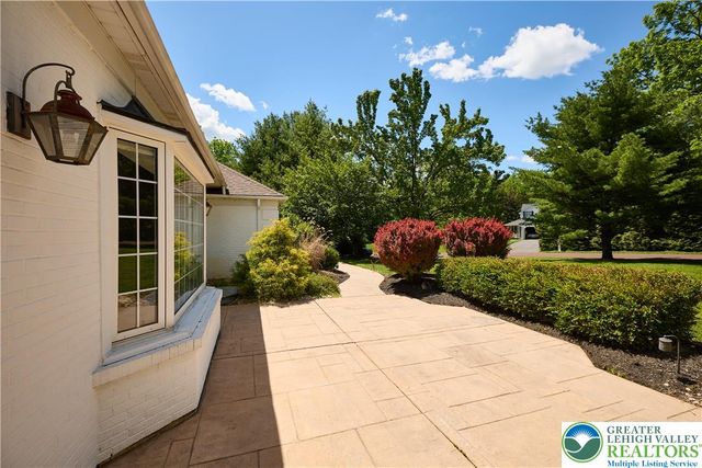 1989 West Point Drive, Bethlehem City, PA 18015