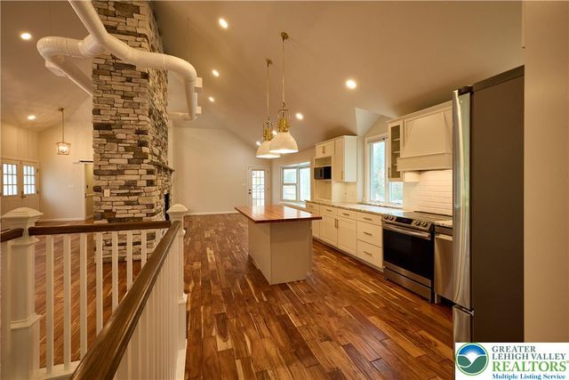 1989 West Point Drive, Bethlehem City, PA 18015