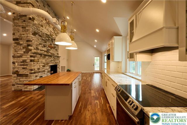 1989 West Point Drive, Bethlehem City, PA 18015