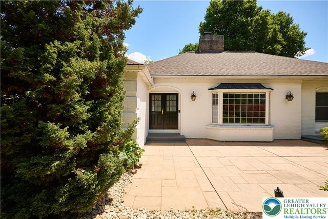 1989 West Point Drive, Bethlehem City, PA 18015