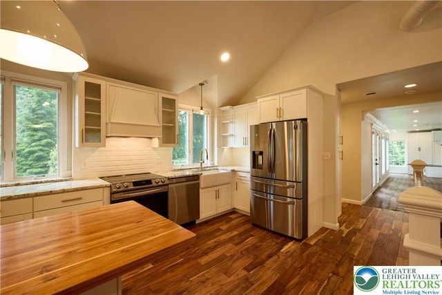 1989 West Point Drive, Bethlehem City, PA 18015