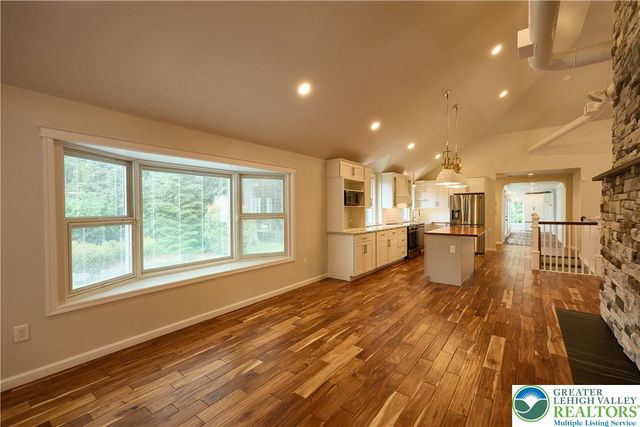1989 West Point Drive, Bethlehem City, PA 18015