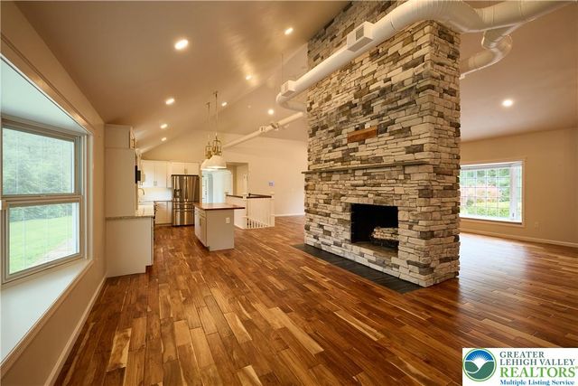 1989 West Point Drive, Bethlehem City, PA 18015