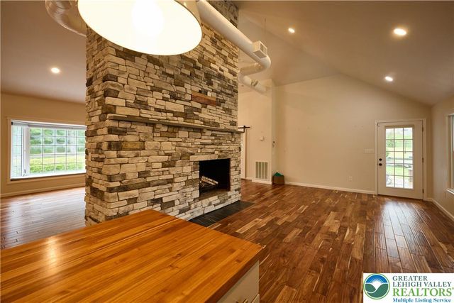1989 West Point Drive, Bethlehem City, PA 18015