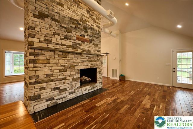 1989 West Point Drive, Bethlehem City, PA 18015