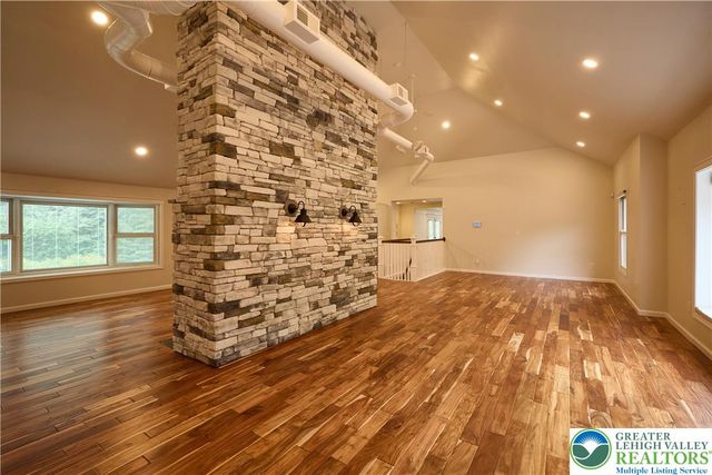 1989 West Point Drive, Bethlehem City, PA 18015