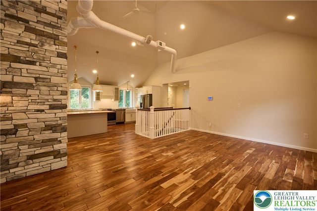 1989 West Point Drive, Bethlehem City, PA 18015