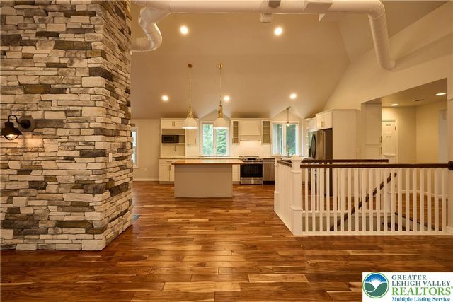 1989 West Point Drive, Bethlehem City, PA 18015