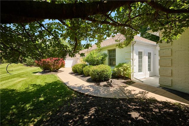 1989 West Point Drive, Bethlehem City, PA 18015