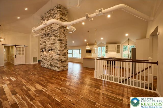 1989 West Point Drive, Bethlehem City, PA 18015