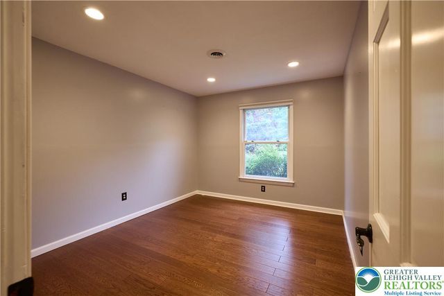1989 West Point Drive, Bethlehem City, PA 18015