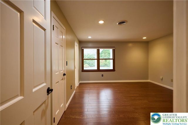1989 West Point Drive, Bethlehem City, PA 18015