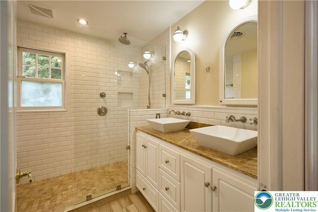 1989 West Point Drive, Bethlehem City, PA 18015