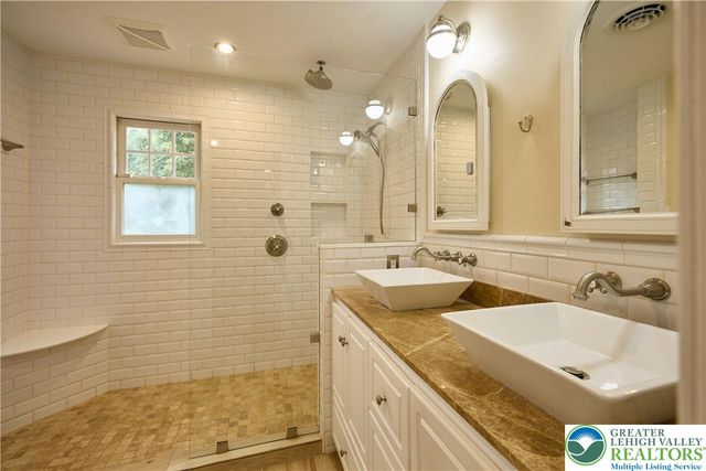 1989 West Point Drive, Bethlehem City, PA 18015